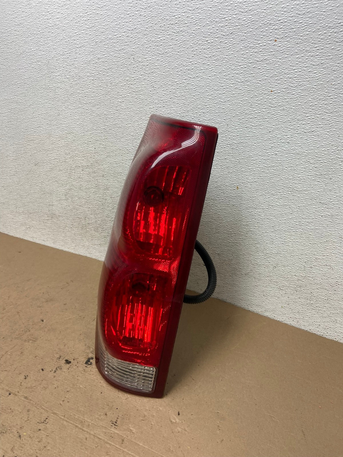 2002 to 2006 Chevrolet Avalanche Left Driver LH Tail Light AF5001 LK1