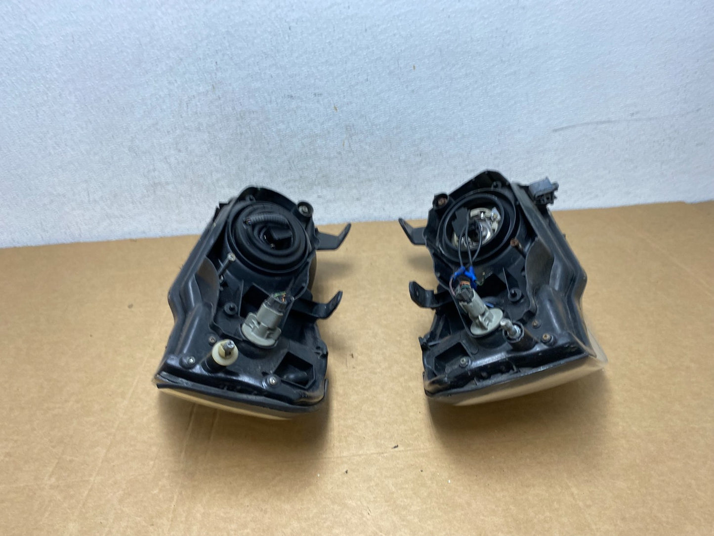 2000 to 2001 Nissan Maxima Left+Right Side Set Halogen Headlights AD5283 DW11