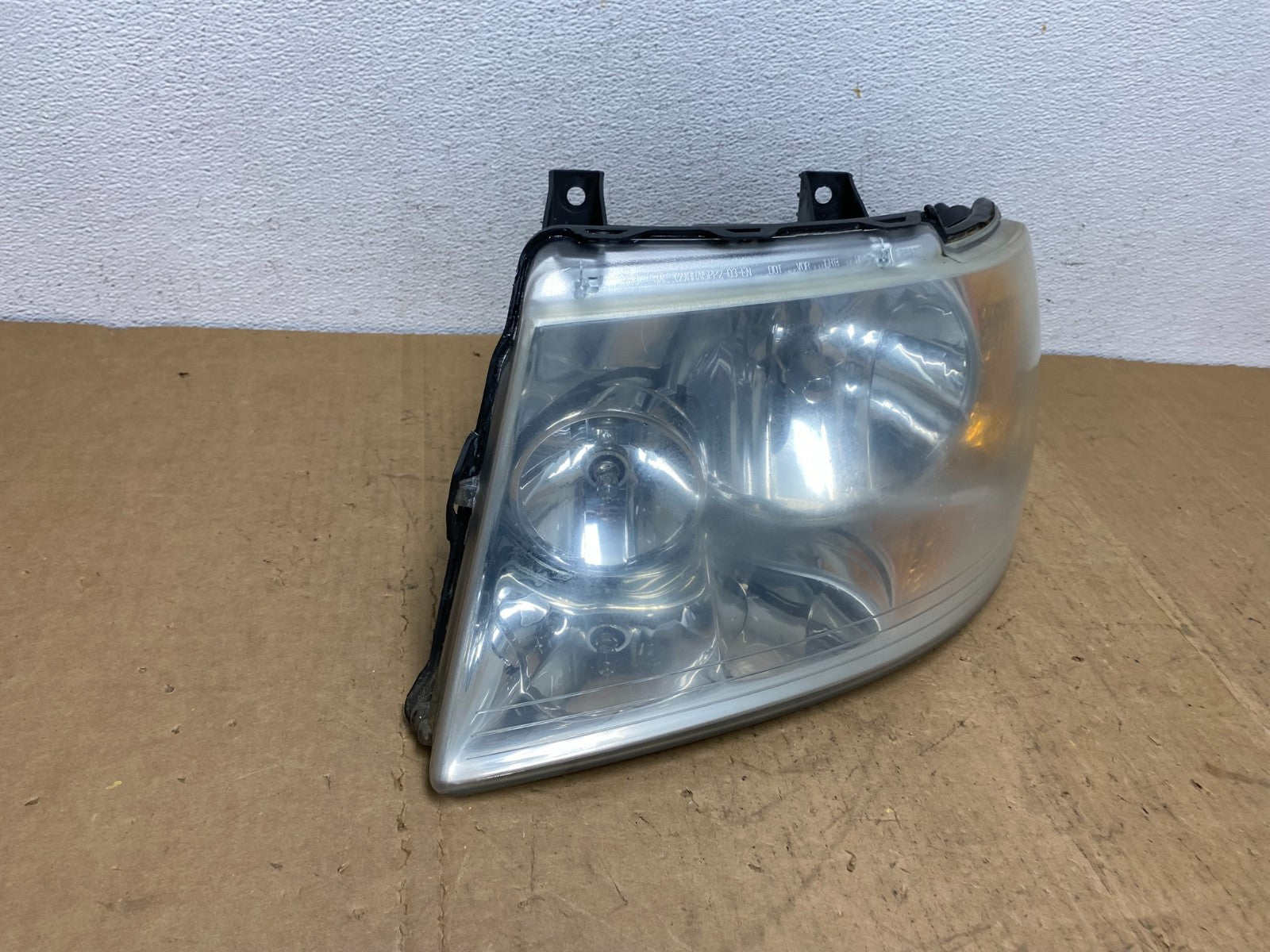 2003 - 2006 Ford Expedition Left Driver LH Side Headlight Halogen AD1315 DW2