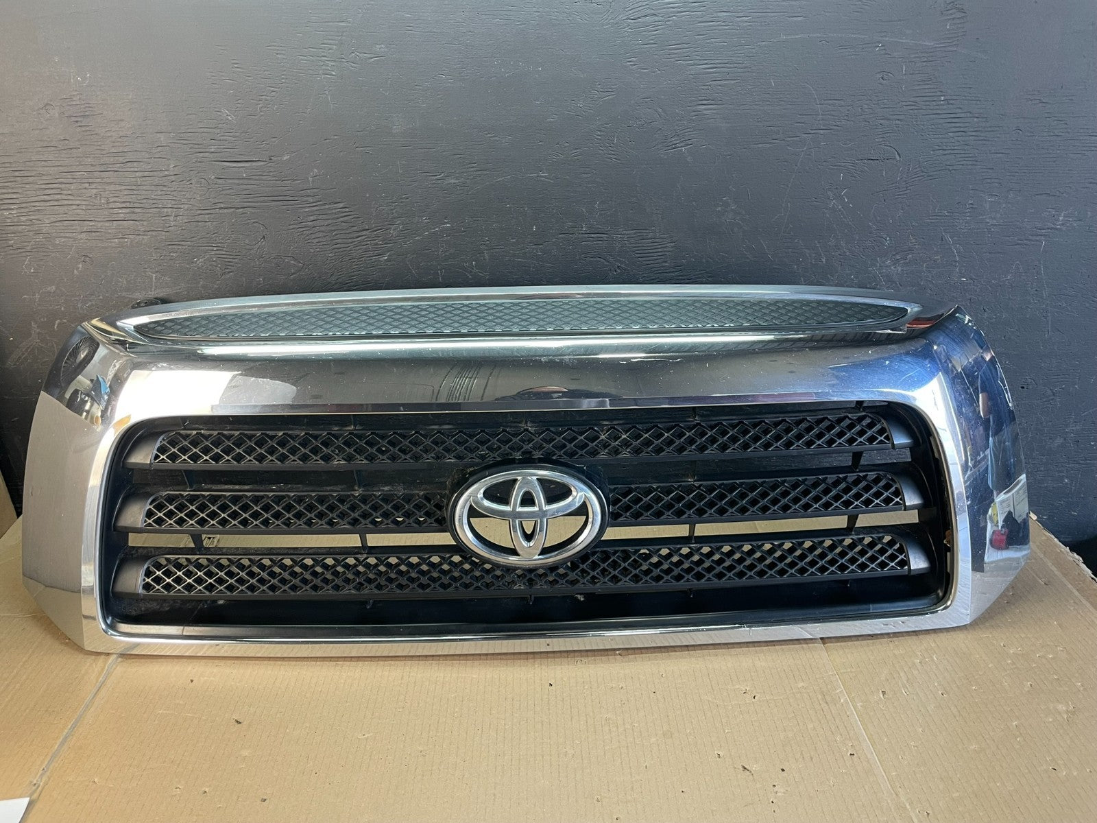 2007 to 2009 Toyota Tundra Front Upper Grill Grille W/ Emblem AE3591 DG0