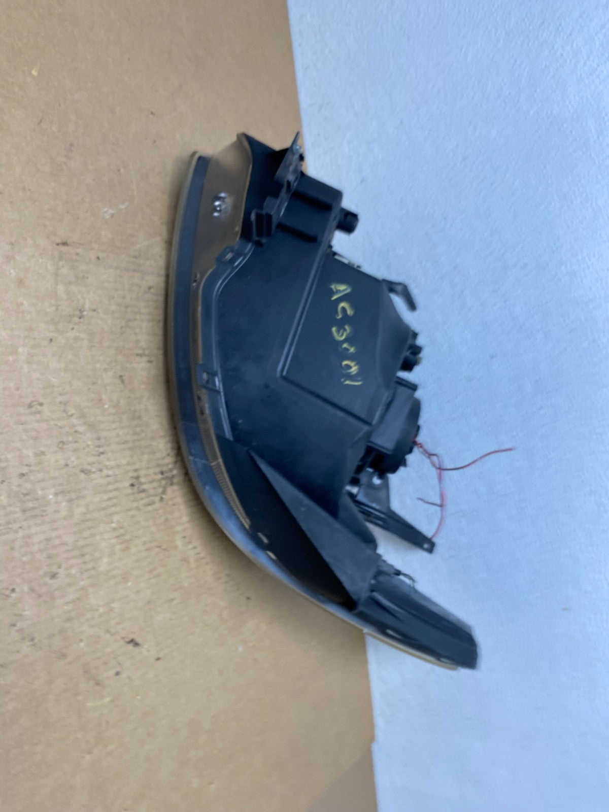 2004 to 2005 Mazda Mpv Black Bezel Right Passenger RH Headlight Oem AC3001 DG8