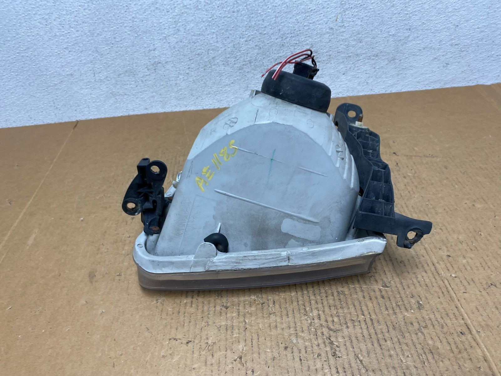 2001 to 2004 Toyota Sequoia Right Passenger RH Side Headlight Halogen AE1185 DW8