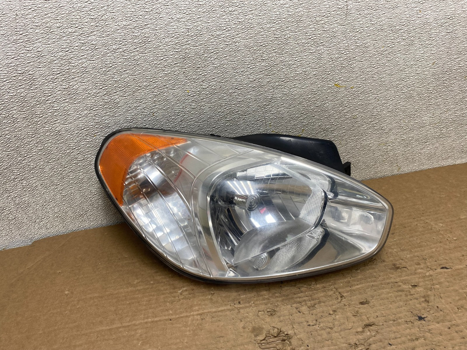 2006 to 2011 Hyundai Accent Sedan Right Passenger  Halogen Headlight Z3131 DW0