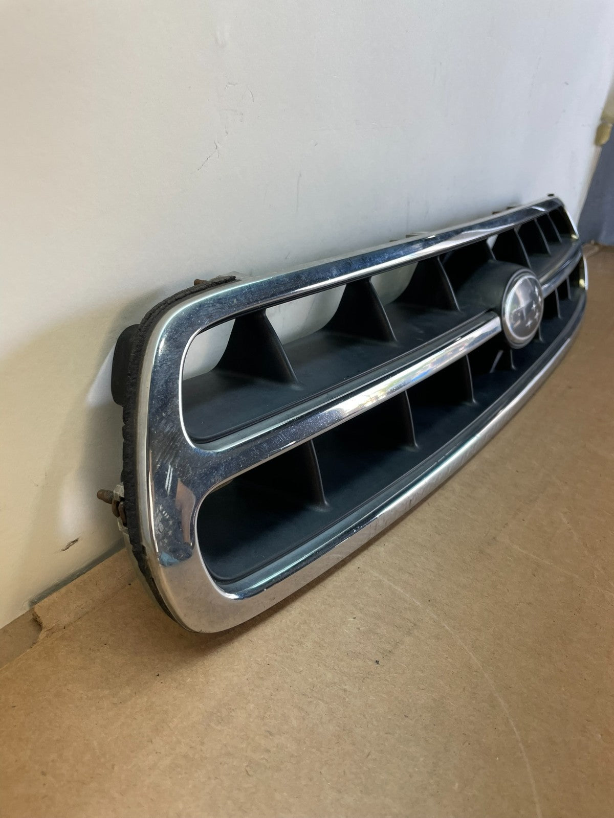 2000 to 2002 Subaru Legacy Outback Grill Grille AG0833 DG2