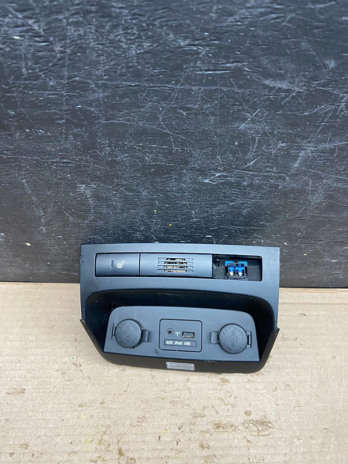 2011-2013 Kia Sorento Center Seat Heater Switches Aux USB Power Outlet J9589 DG0