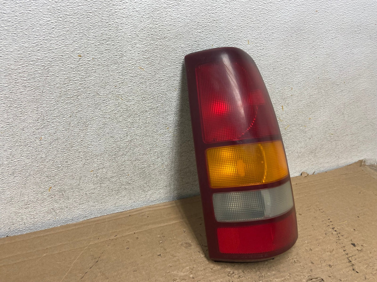1999-2002 Chevrolet Silverado 1500 Right Passenger Side Tail Light AH9192 LK1