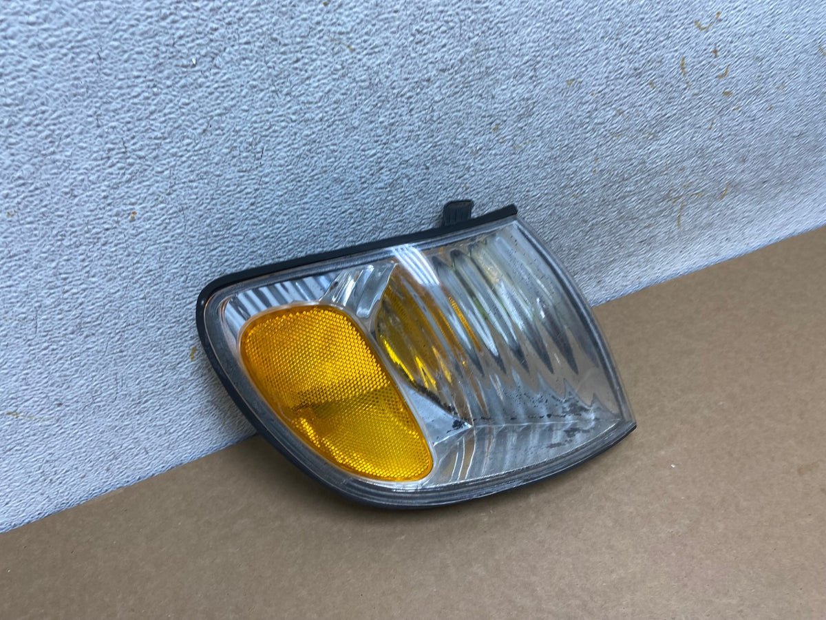 2001 to 2003 Toyota Sienna Turn Signal Right Passenger RH Lamp AI2570 LK2