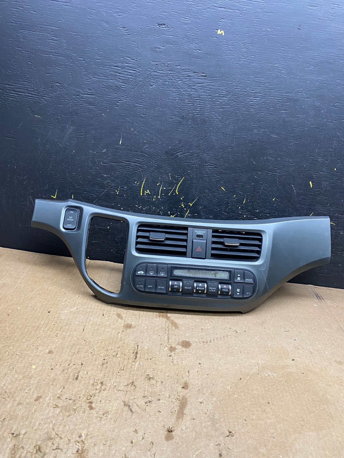 2005 to 2010 Honda Odyssey  Radio Climate Control Dash Trim Bezel Z4455 DG0