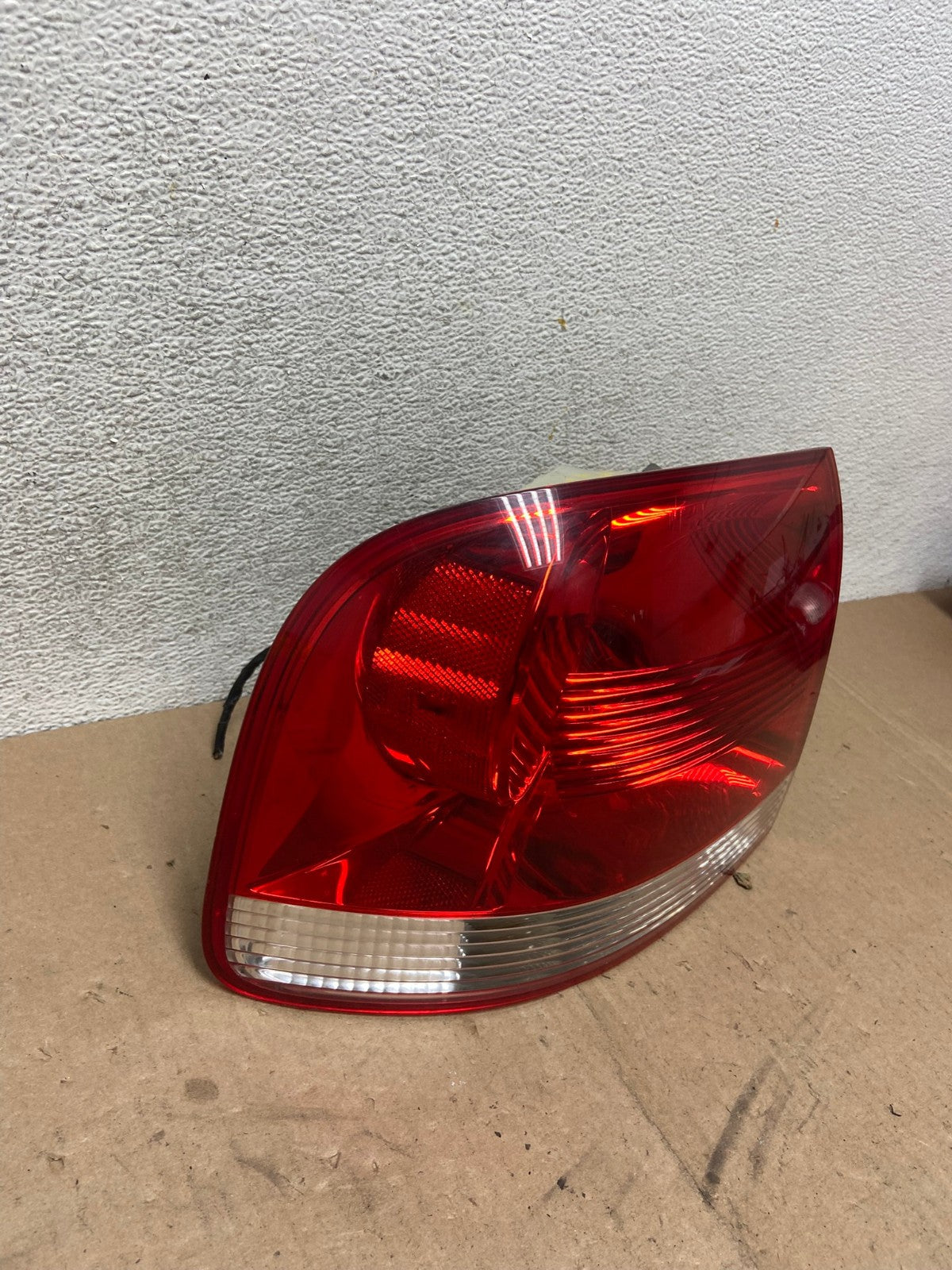 2004-2007 Volkswagen Touareg Lh Driver Left Side Tail Light AG4778 LK2