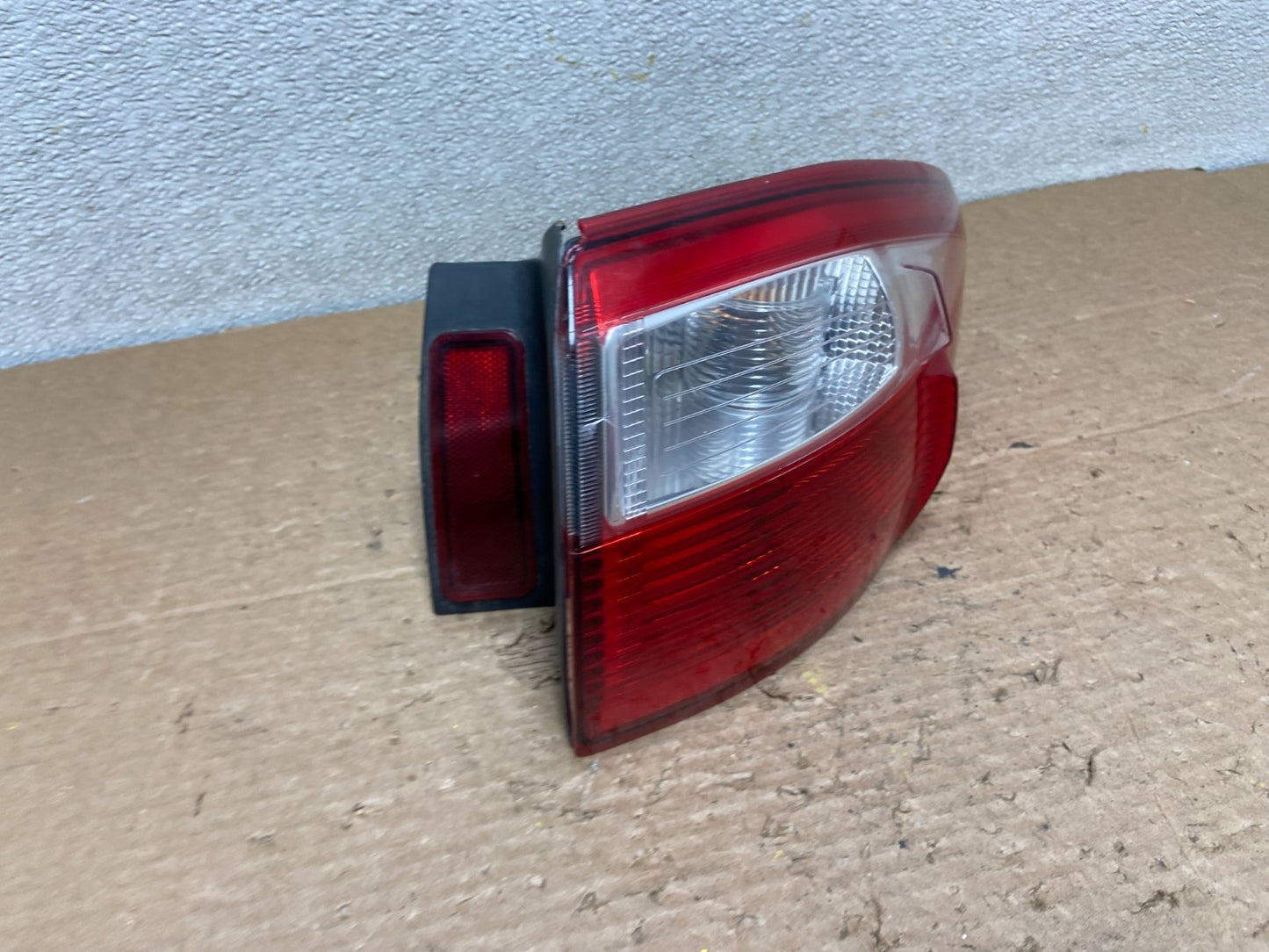 2013 to 2016 Ford C-Max Right Passenger RH Side Tail light z3671 DG2