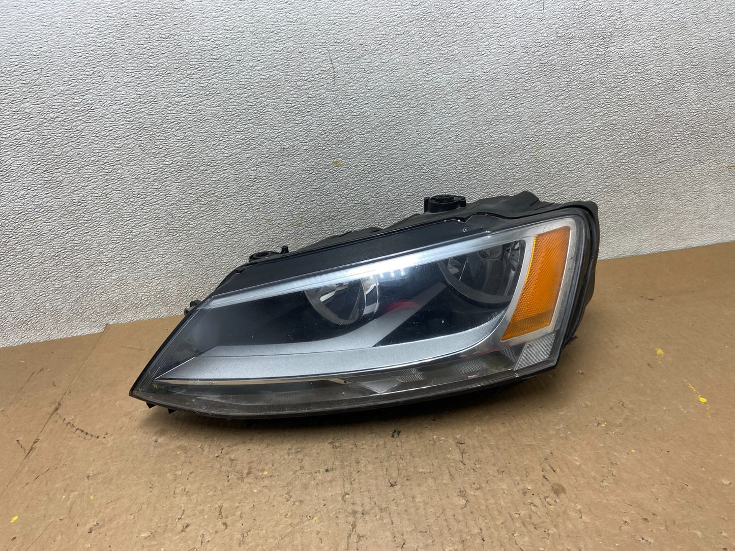 2011 to 2014 Volkswagen Jetta Left Driver LH Headlight Halogen Z9288 DW0