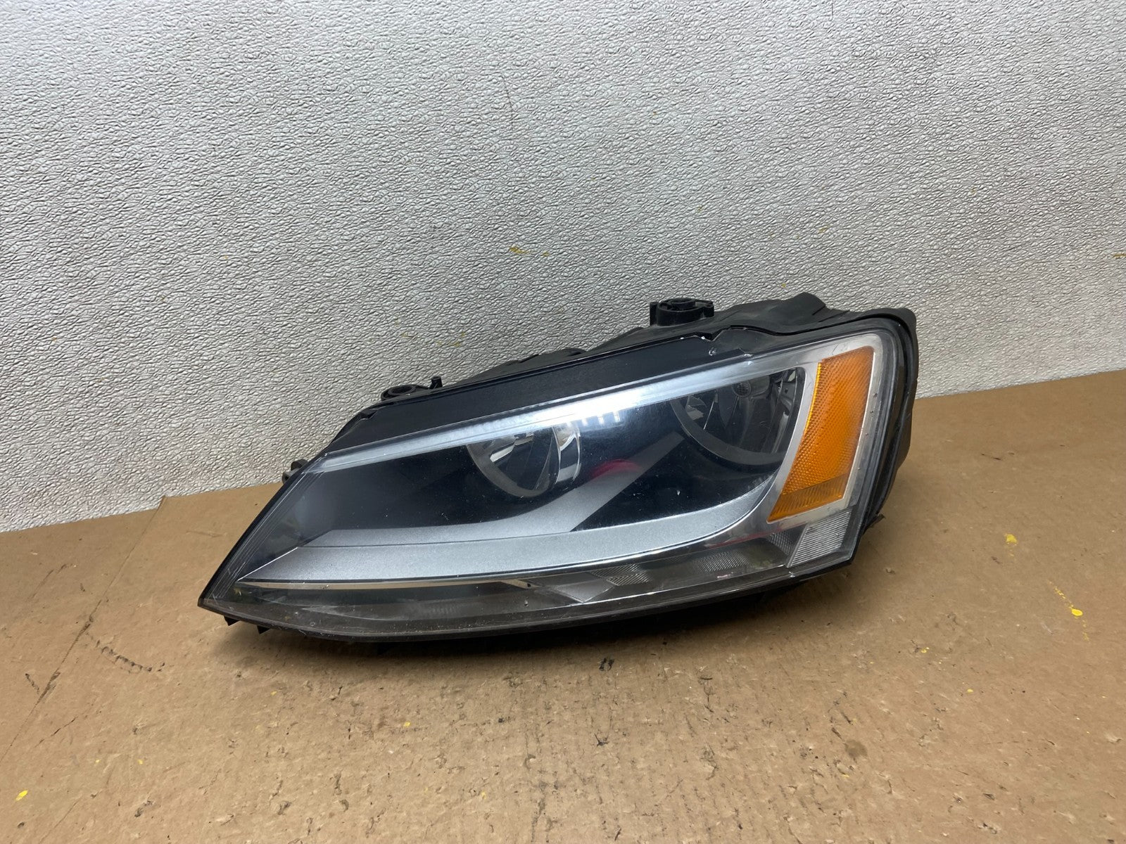 2011 to 2014 Volkswagen Jetta Left Driver LH Headlight Halogen Z9288 DW0