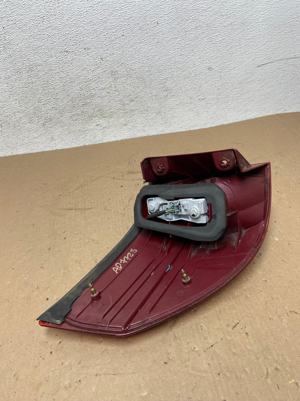 2004-2005 Toyota Sienna Right Passenger Rh Side Tail Light AD7728 LK4