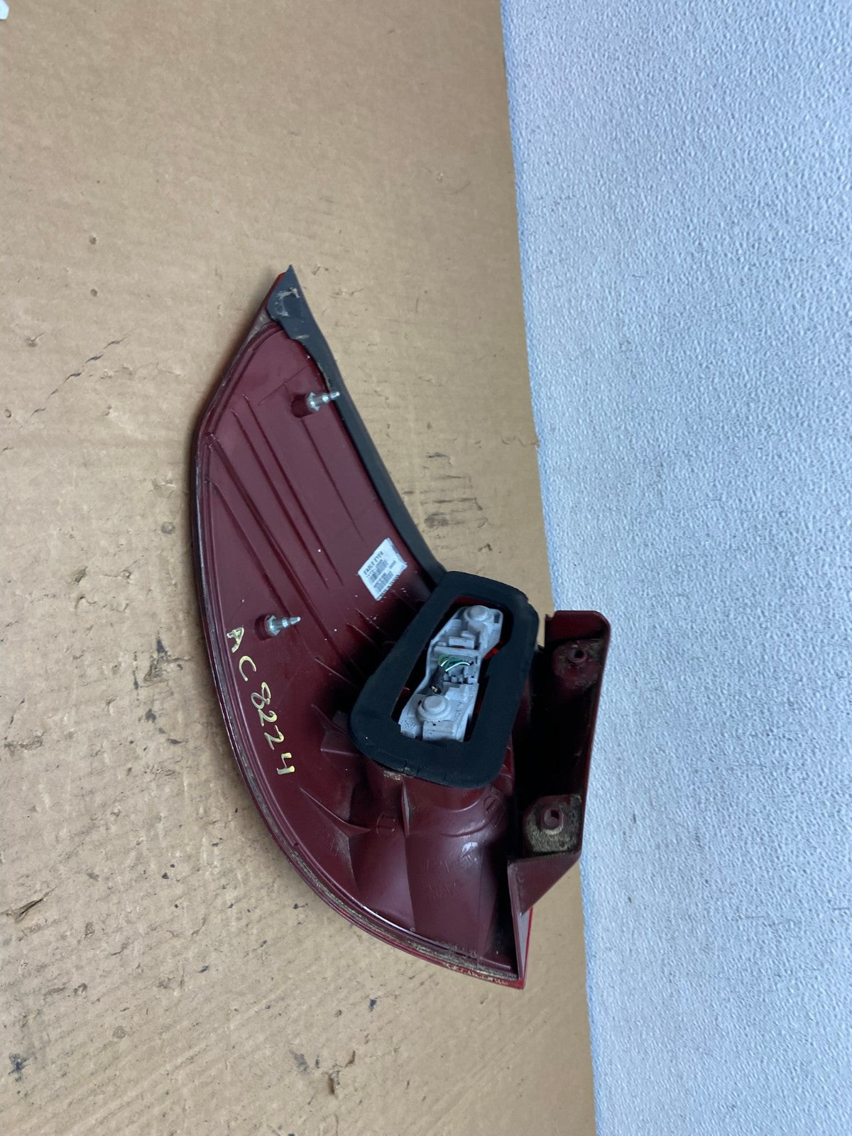 2004-2005 Toyota Sienna Right Passenger Rh Side Tail Light AC8224 LK4