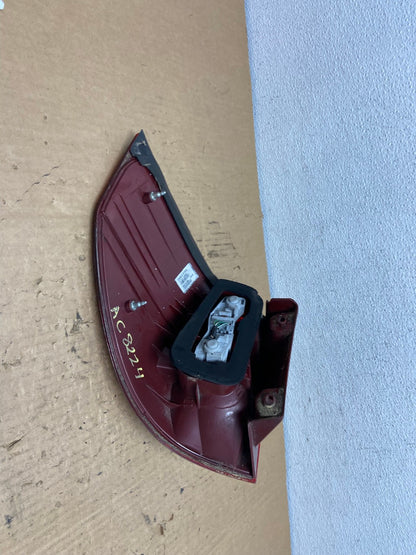 2004-2005 Toyota Sienna Right Passenger Rh Side Tail Light AC8224 LK4