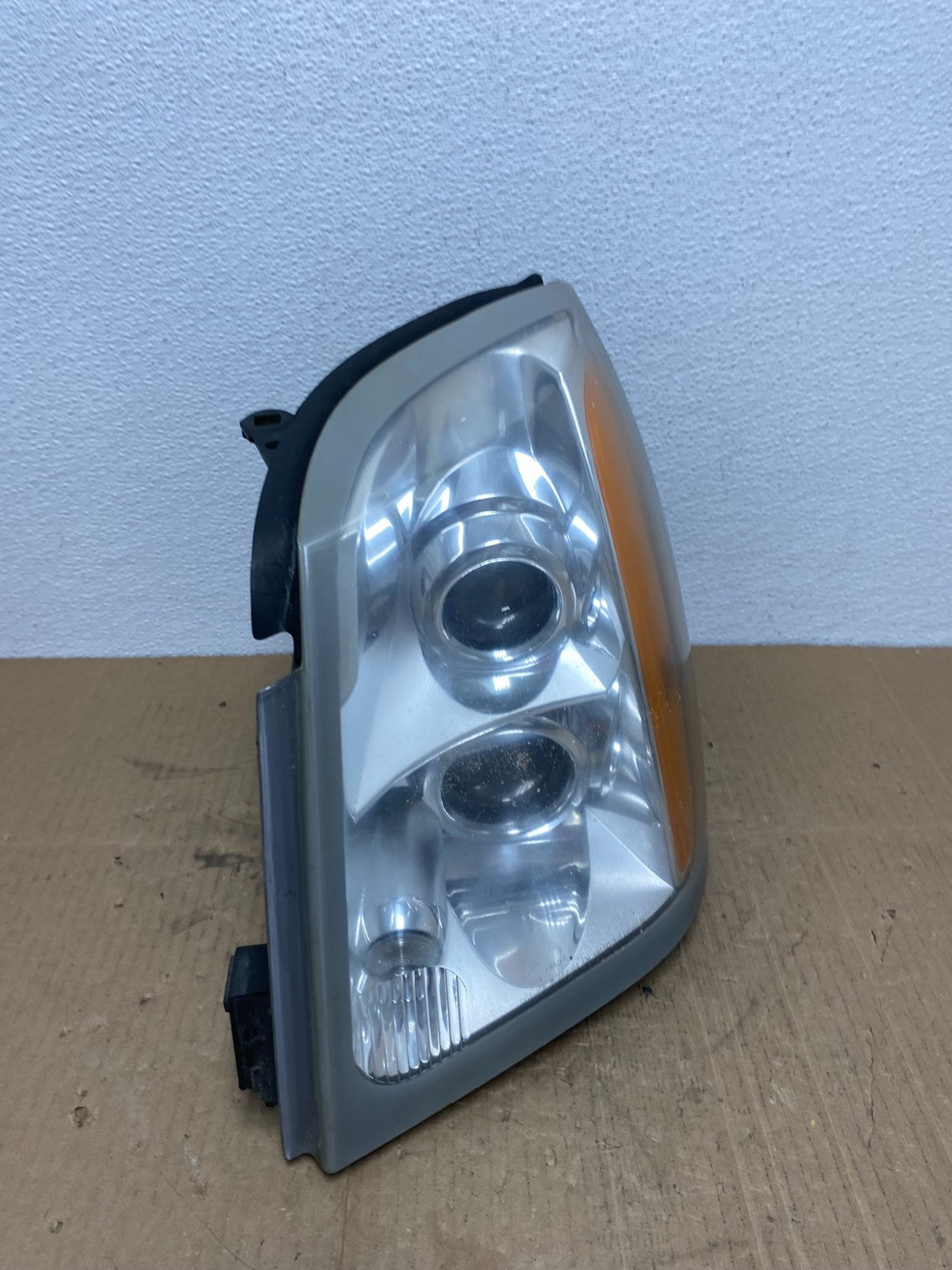 2004 to 2009 Cadillac SRX Left Driver Side Xenon Headlight Oem AB8367 DW2
