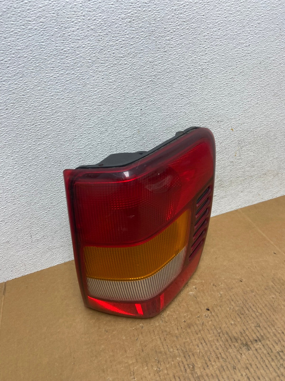1999-2004 Jeep Grand Cherokee WJ Right Passenger Rh Tail Light AE0355 LK2
