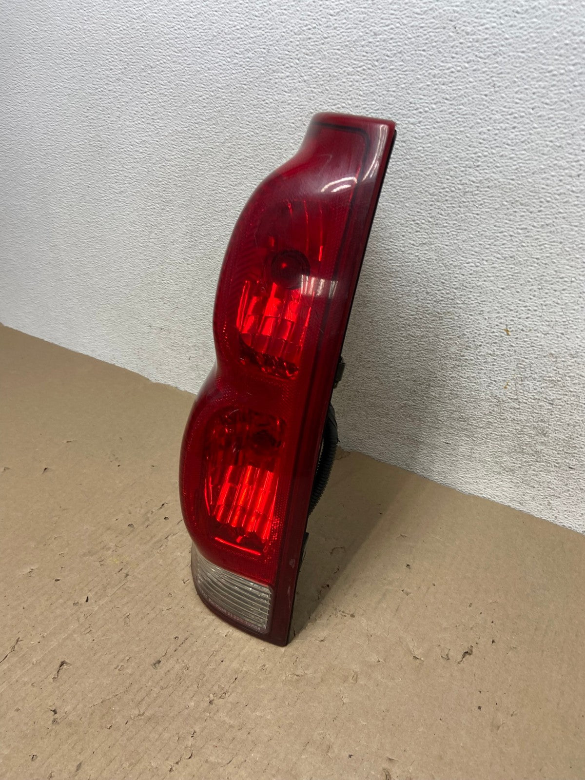 2002 to 2006 Chevrolet Avalanche Left Driver LH Tail Light AG6954 LK1