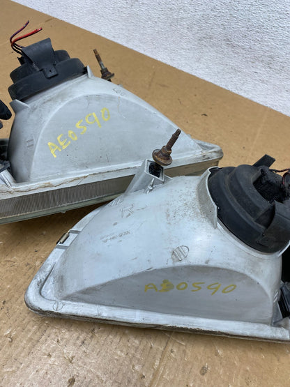 1998 to 2000 Toyota Sienna Left+Right Side Headlights AE0590 DW9