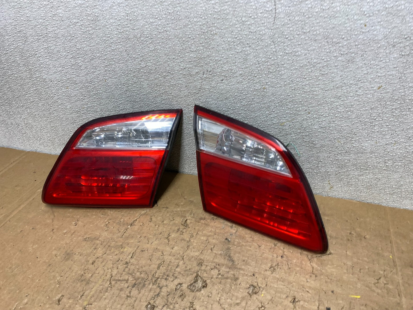 2000 - 2001 Infiniti i30 Left+Right Side Tail Lights Inner Oem V8441 DW1