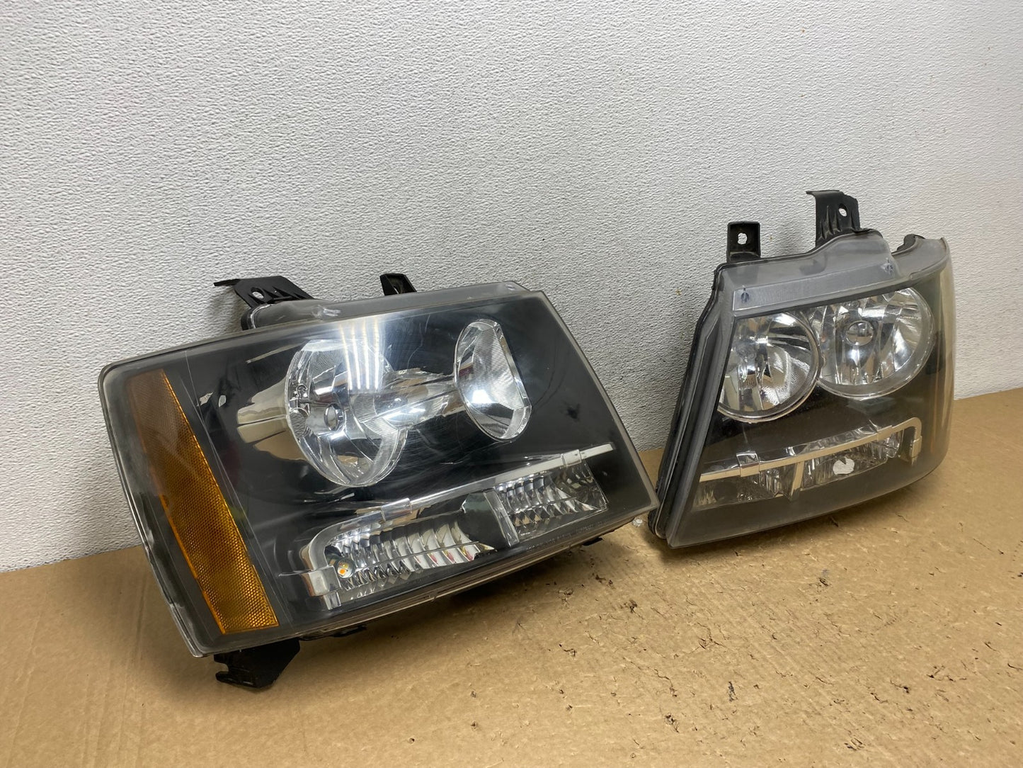 2007 to 2013 Chevrolet Suburban Tahoe Left+Right Set Headlights AF8147 DW2