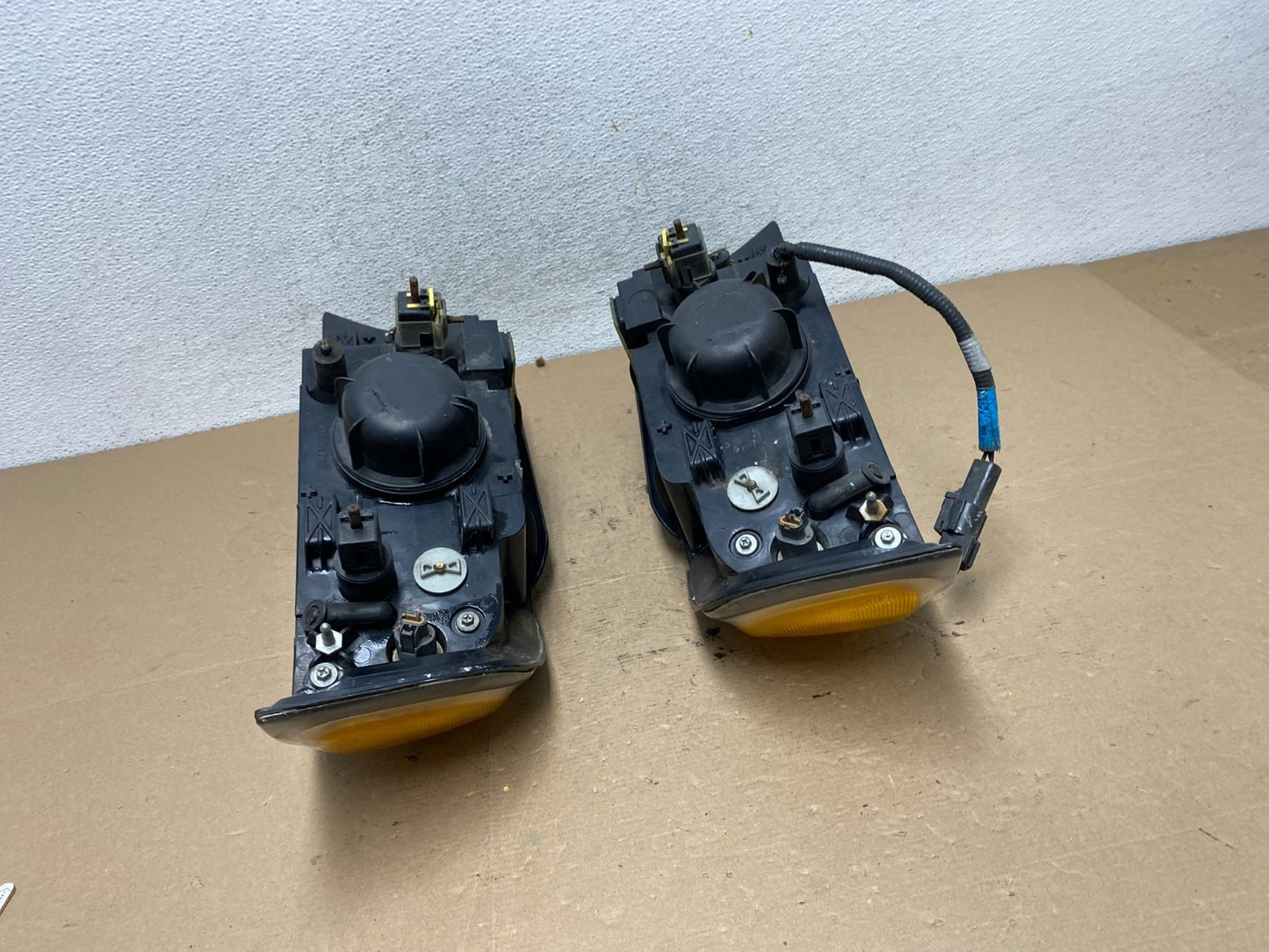 1998 to 2002 Lincoln Navigator Left+Right Halogen Headlights AF4748 DW11