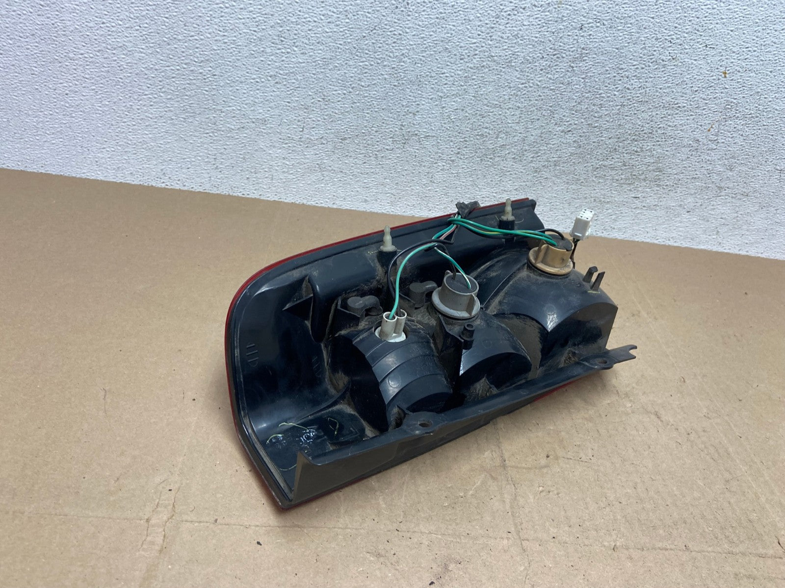 2002 2003 2004 Nissan Xterra Left Driver Side Tail Light AE6730 LK6