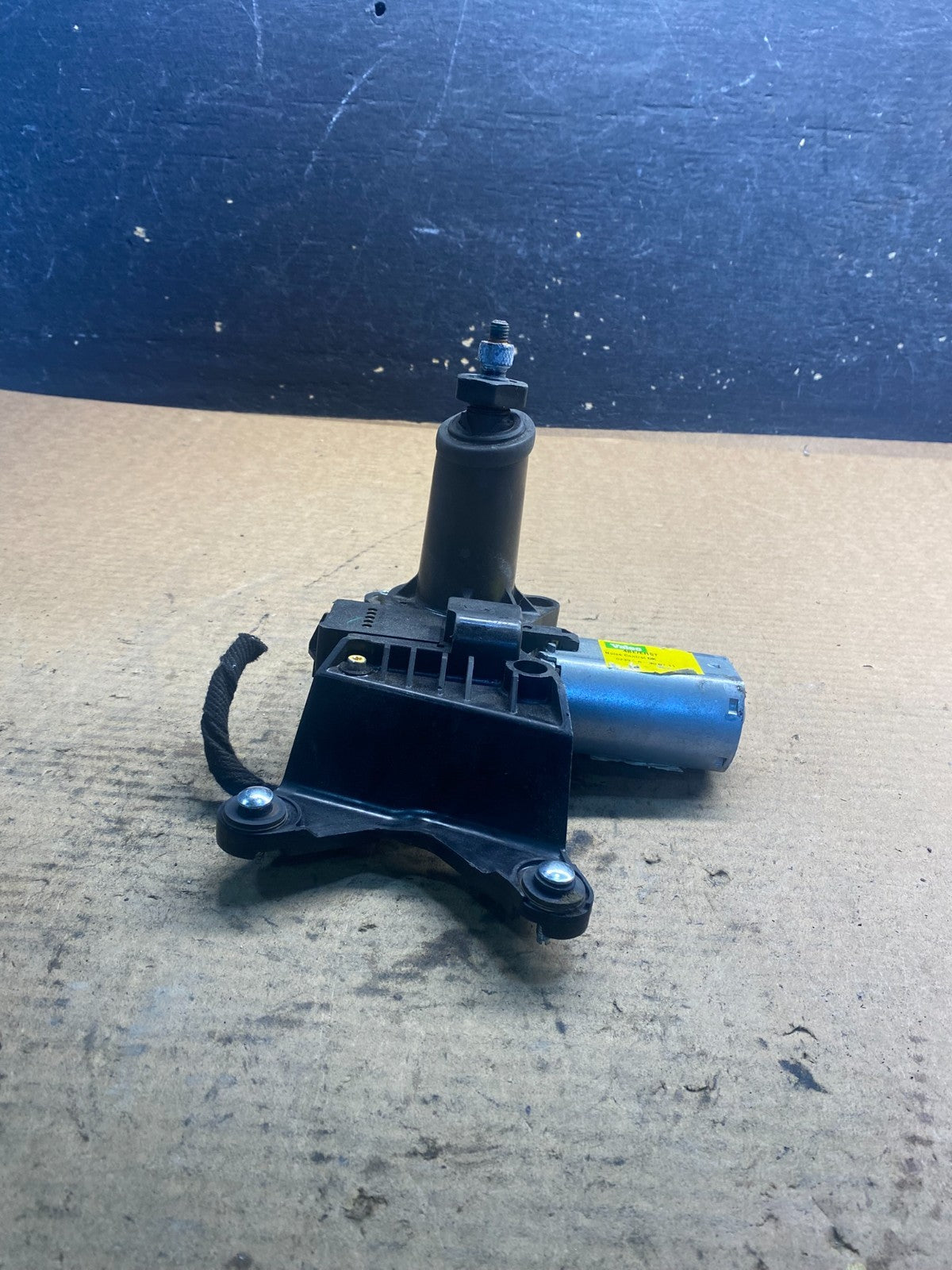 2007 to 2014 Cadillac Escalade Rear Windshield Washer Wiper Motor AA0745 DG1