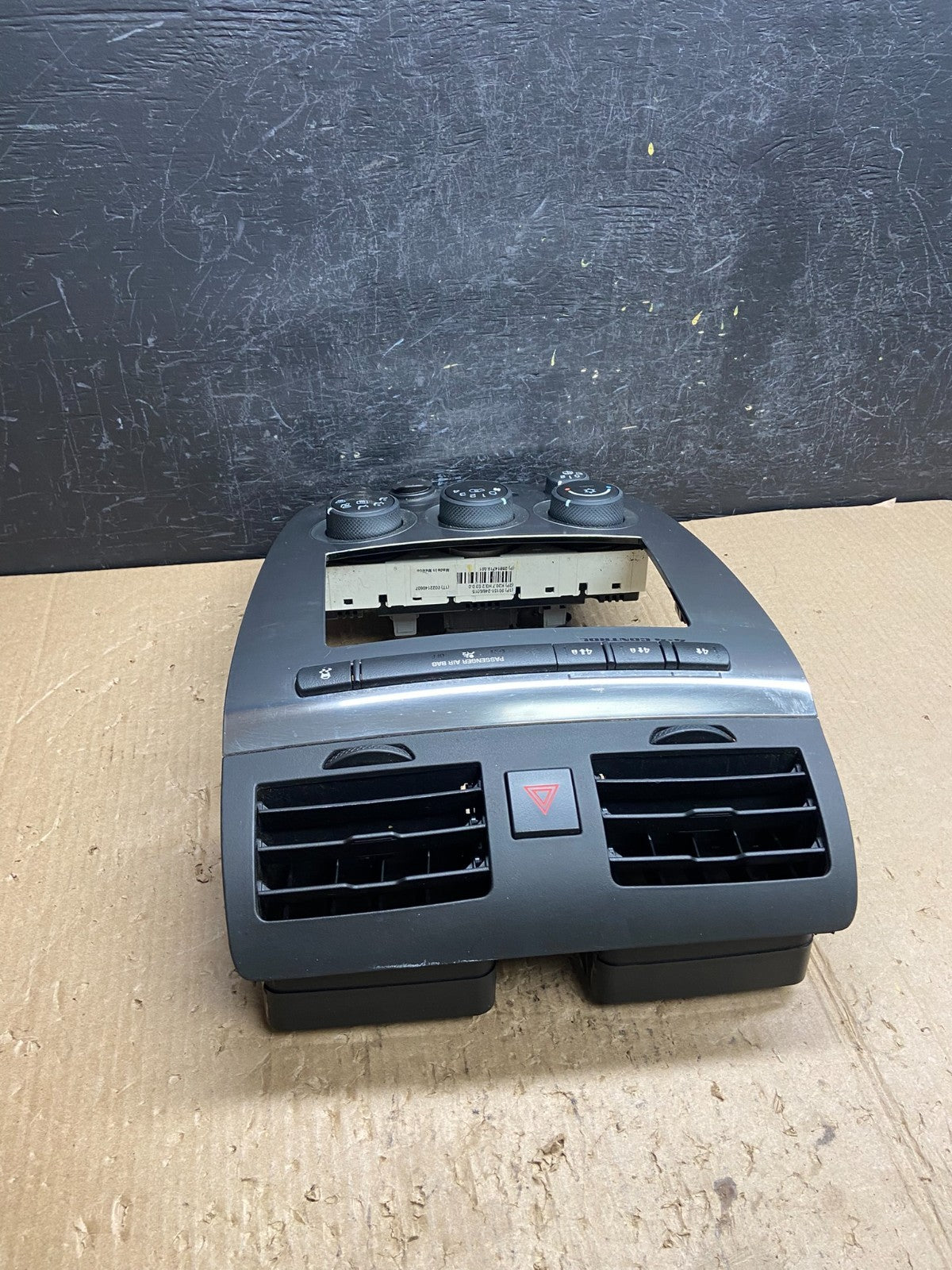 2006 to 2010 Hummer H3 Center Cosnole A/C Climate Control Radio Bezel AE4505 DG3