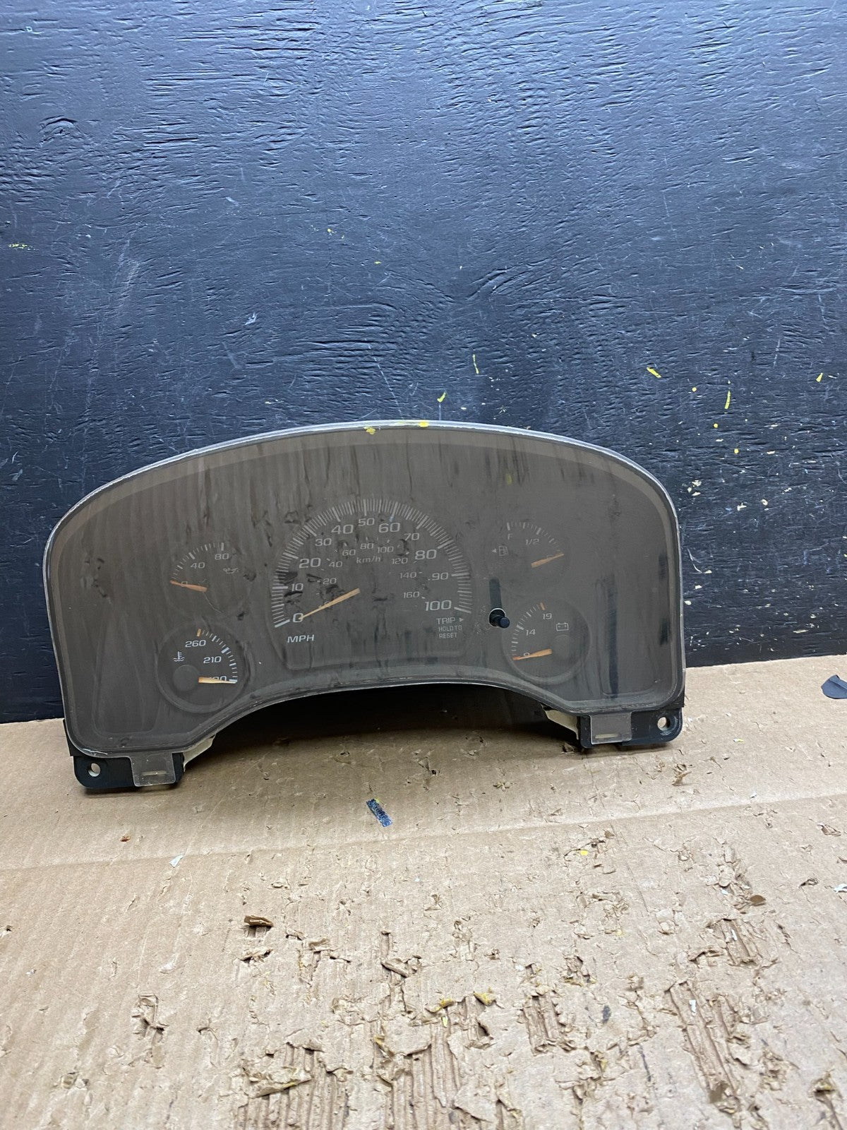 2004 to 2007 Chevrolet Express Speedometer Cluster Gauge OEM V7616 DG0