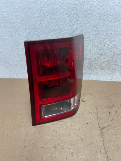 2005 - 2006 Jeep Grand Cherokee Right Passenger Rh Side Tail Light AG5624 LK2