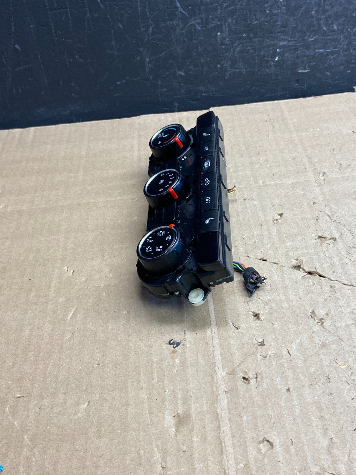 2012 - 2015 Volkswagen Passat Center Climate Control Panel AC Heater AE1765 DG2