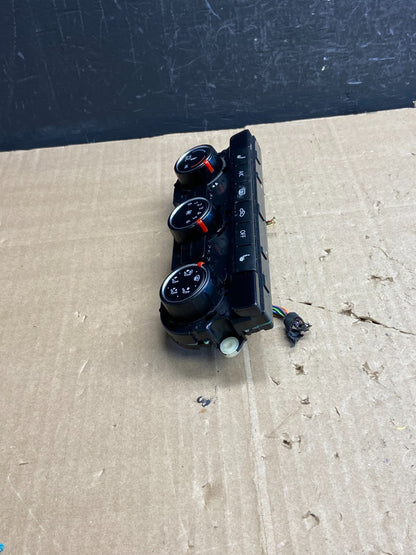 2012 - 2015 Volkswagen Passat Center Climate Control Panel AC Heater AE1765 DG2