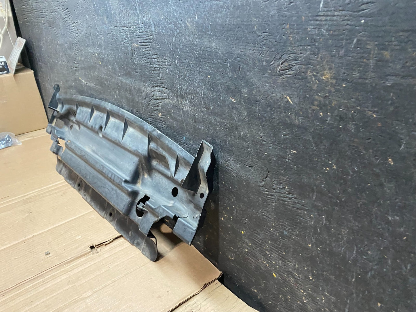 2006 - 2007 Subaru Tribeca Lower Center Engine Cover Trim Oem W4687 DG1