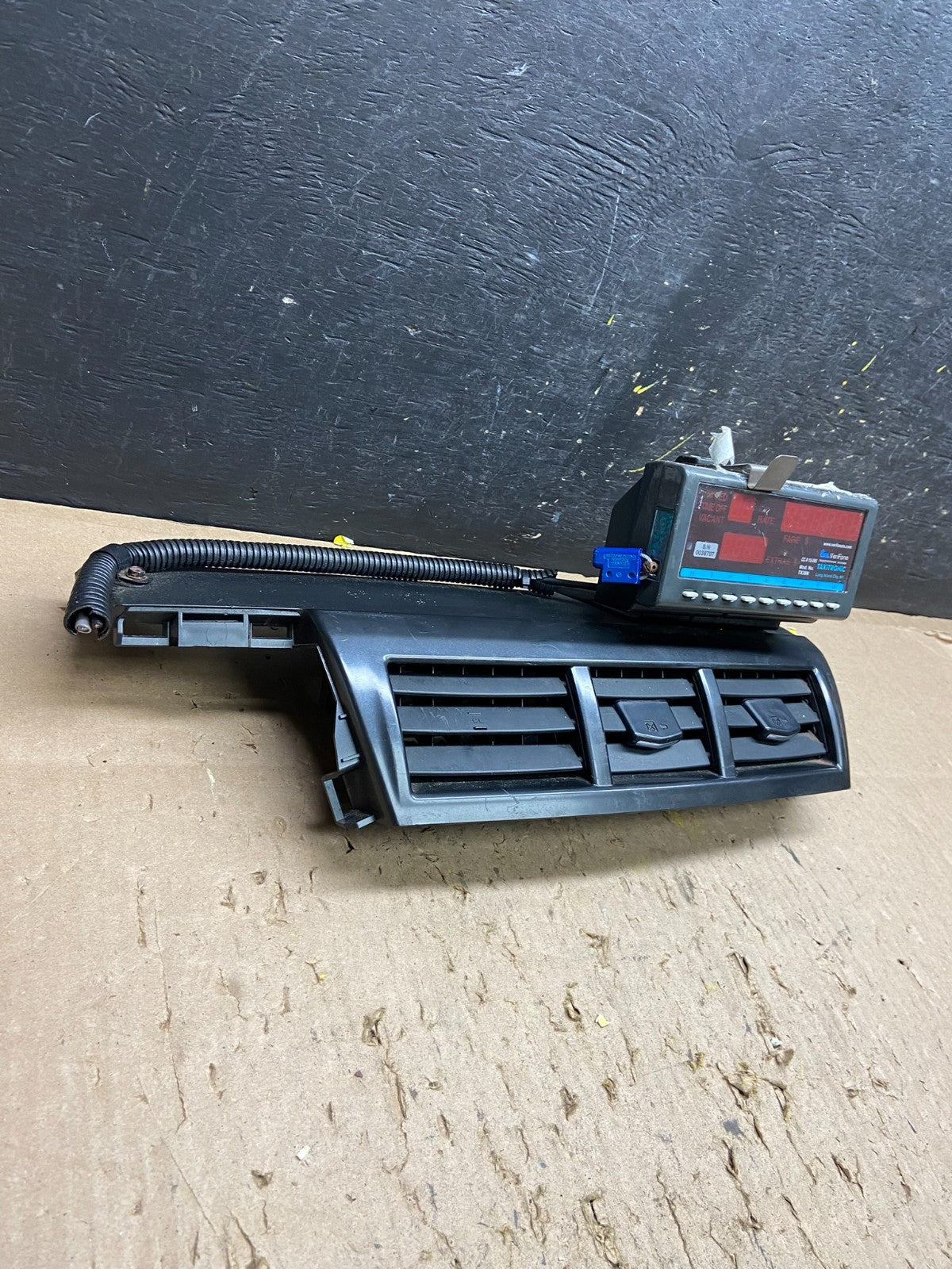 2012 2013 2014 Toyota Prius V Center Dash A/C Air Vents With Trim T6385 PS1