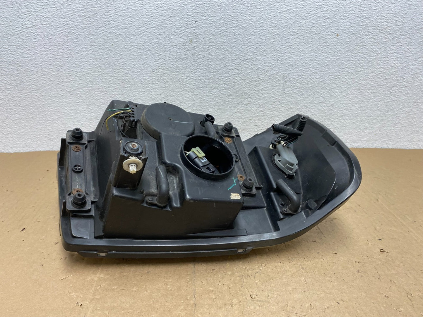 2002 to 2009 Gmc Envoy Left Driver Lh Side Headlight Halogen AC6087 DW5