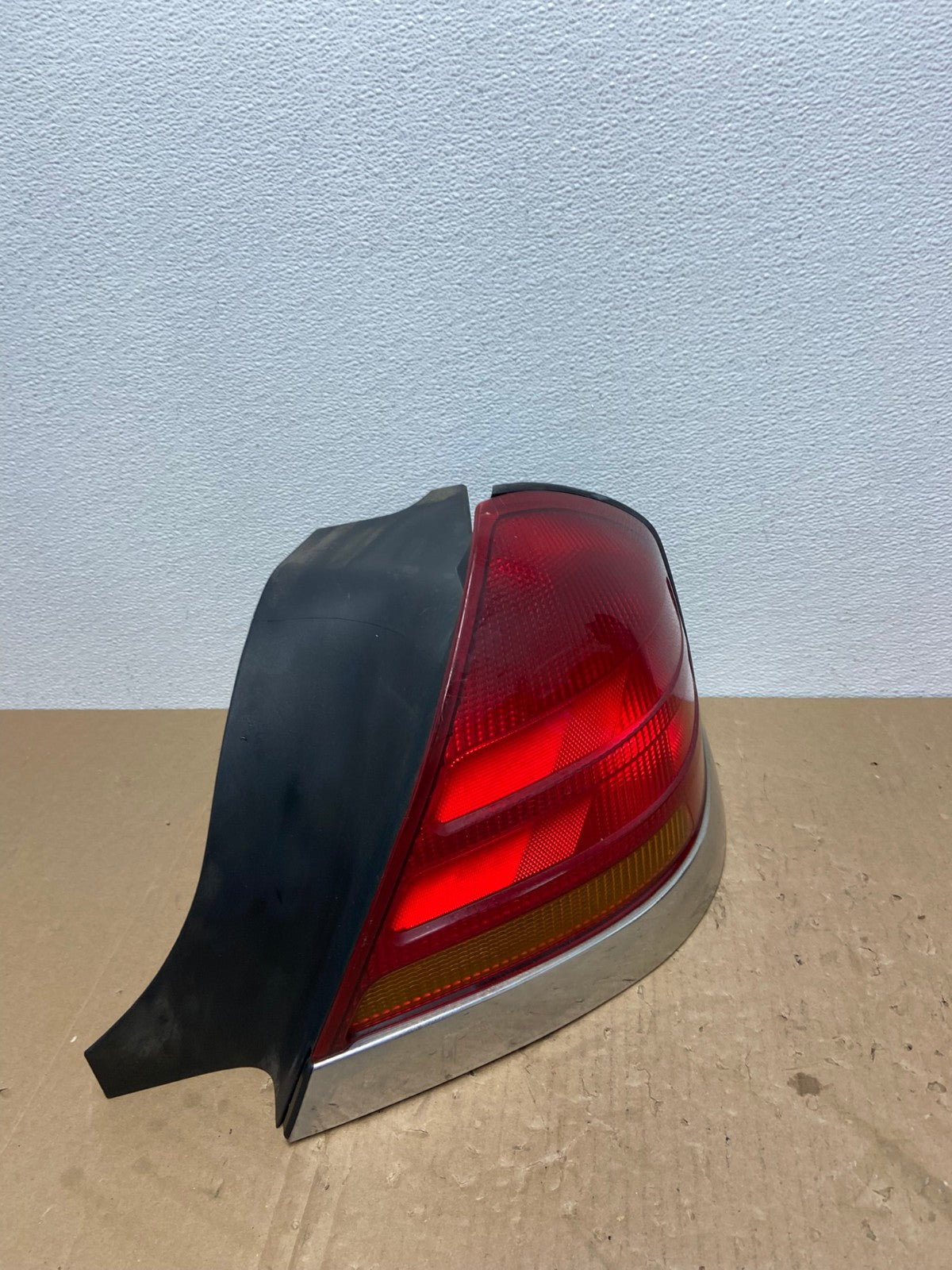 1998-2003 Ford Crown Victoria Right Passenger Rh Side Tail Light Oem AB6929 LK2