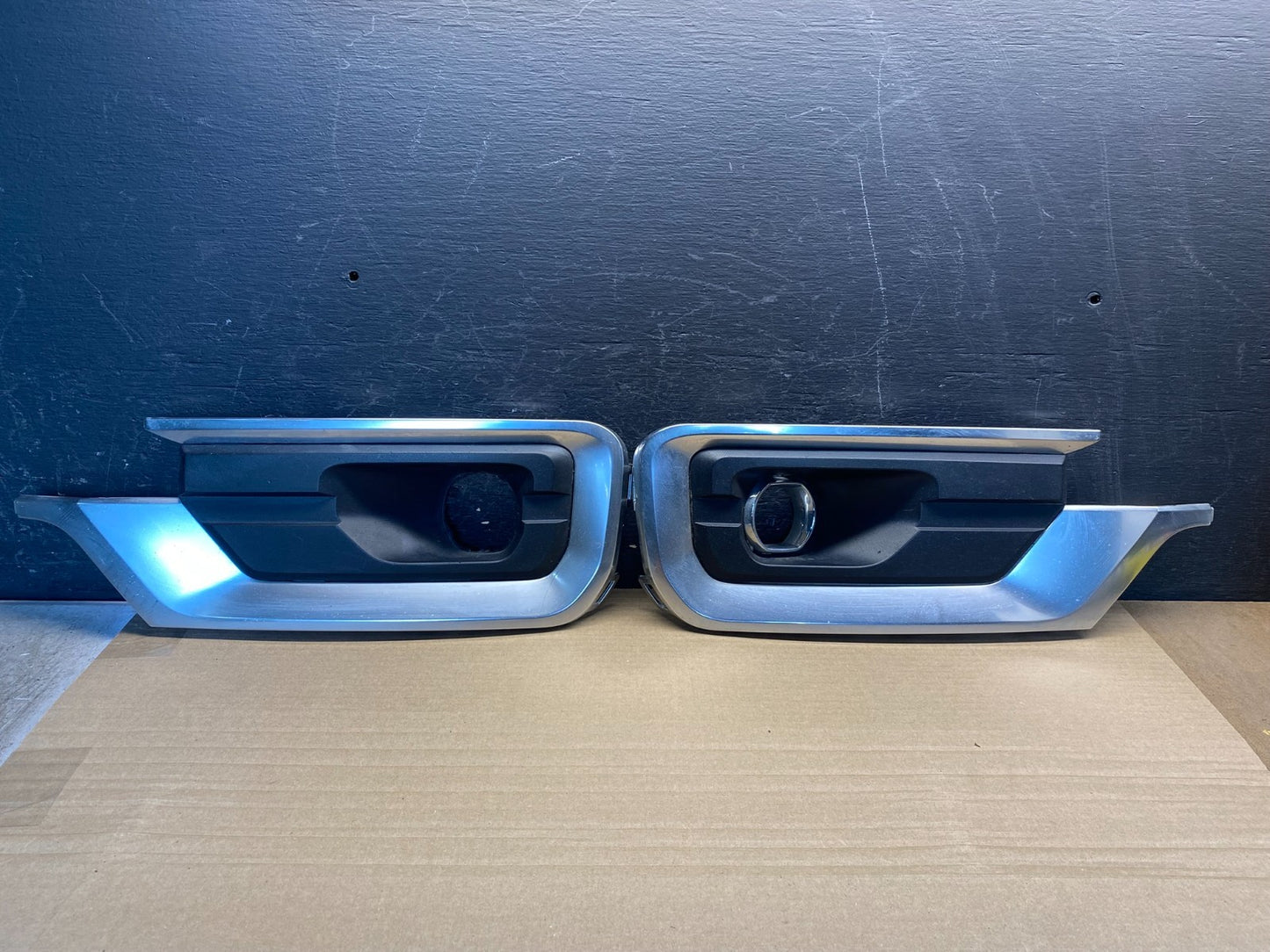 2013 to 2016 GMC Acadia Right+Left Fog Light Bezel Trim AF0106 DG0