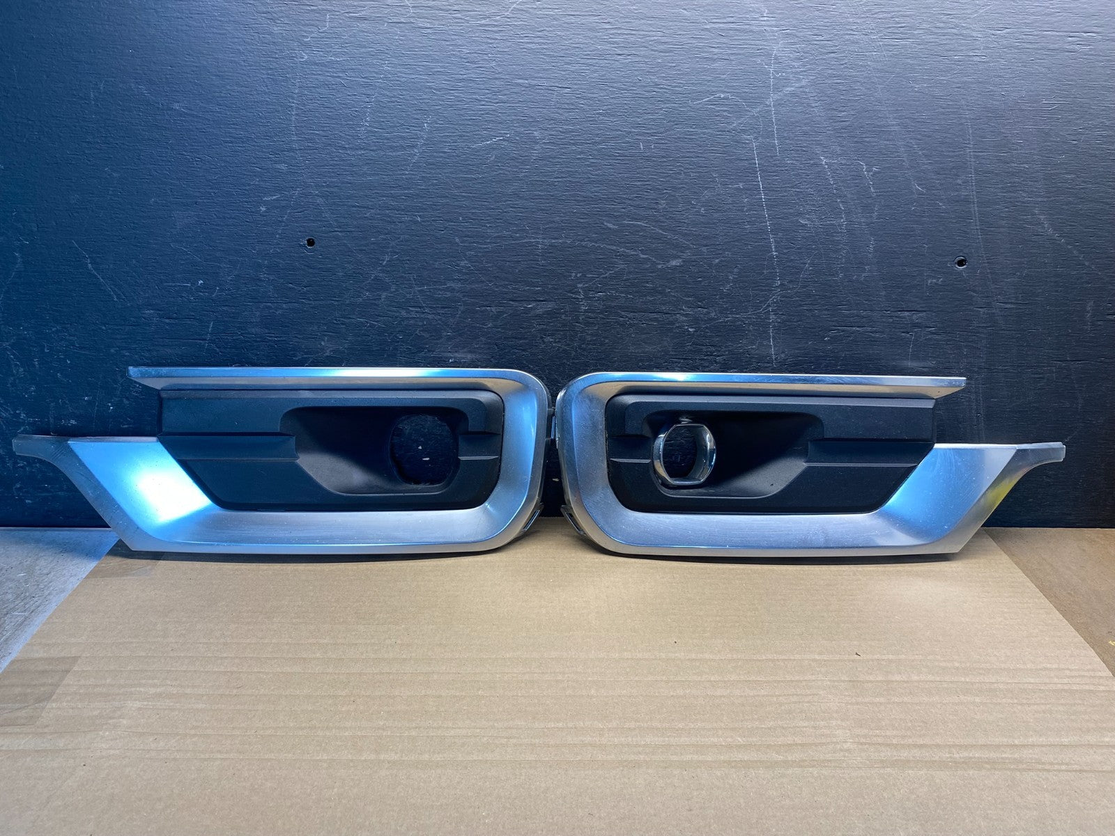 2013 to 2016 GMC Acadia Right+Left Fog Light Bezel Trim AF0106 DG0