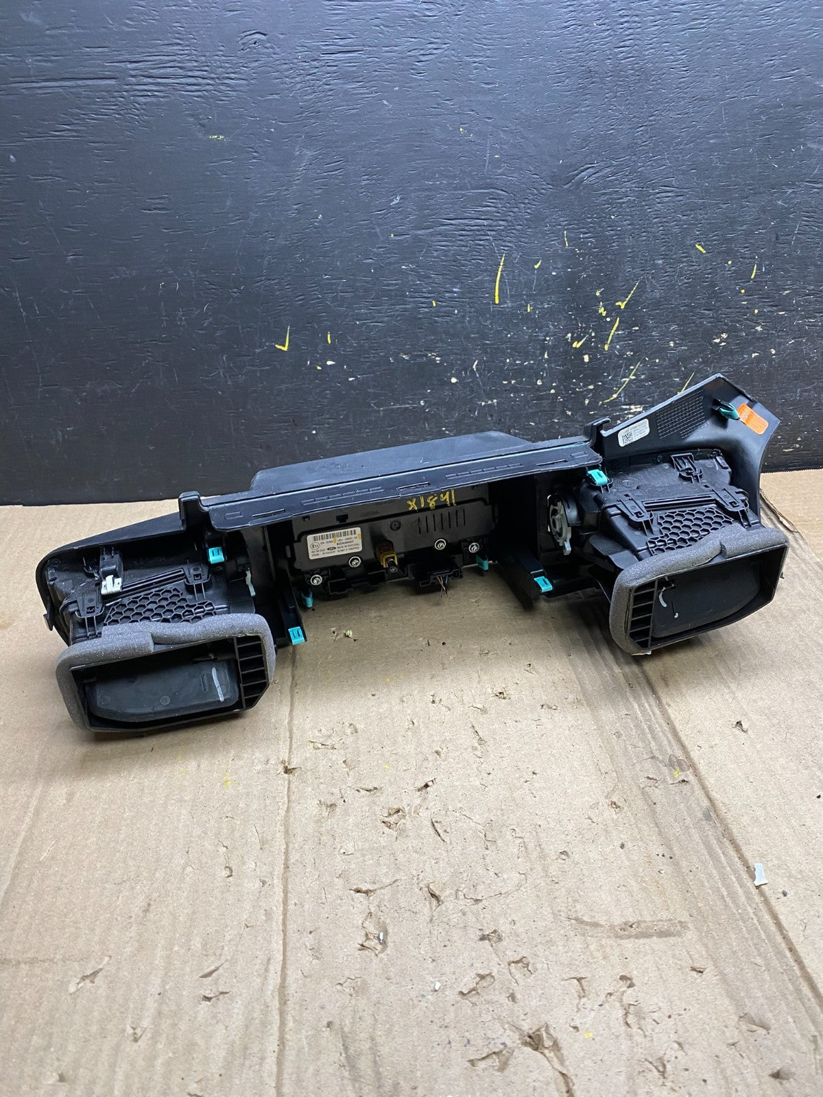 2020 to 2023 Ford  Explorer Console Radio Display Screen Air Vents x1841 DG3