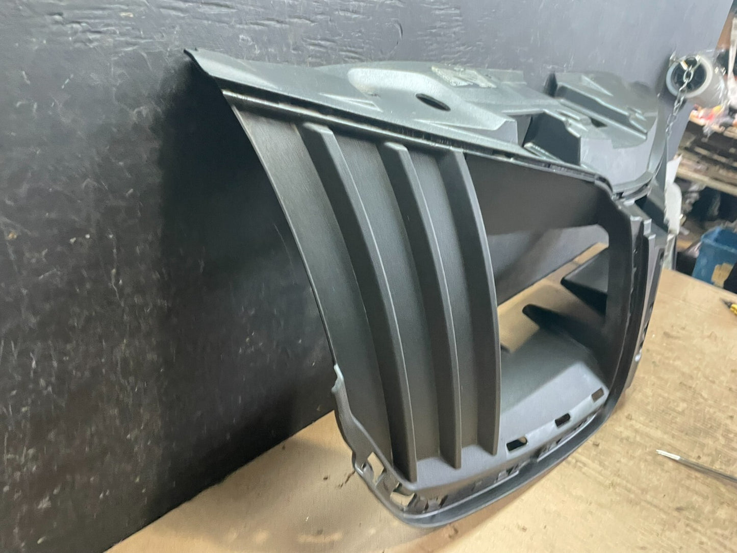 2010 to 2012 Lincoln MKT Grill Grille Support Panel N0806 PS2