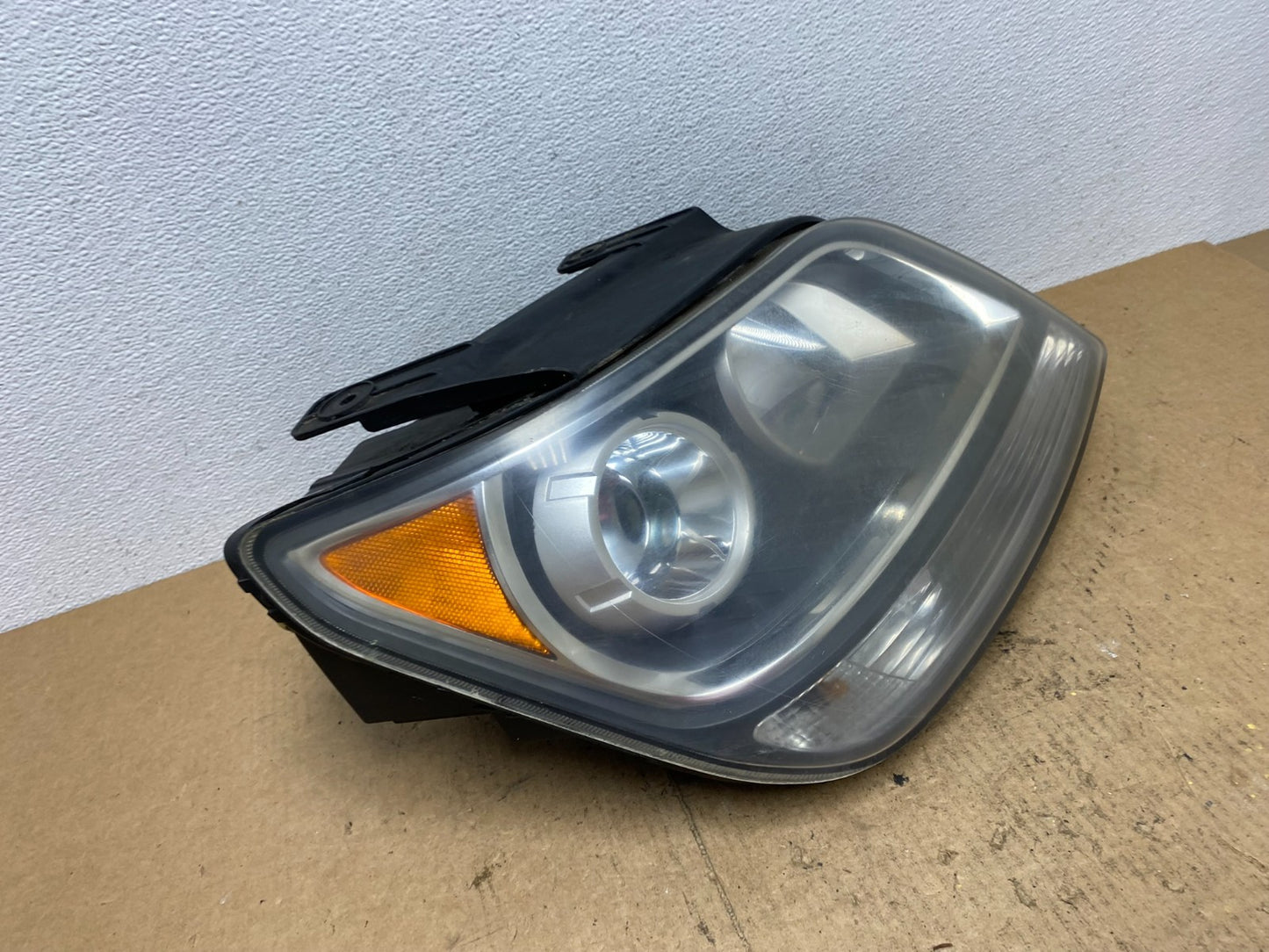 2009 2010 2011 Kia Borrego Right Passenger Side Halogen Headlight OEM AC3642 DW2