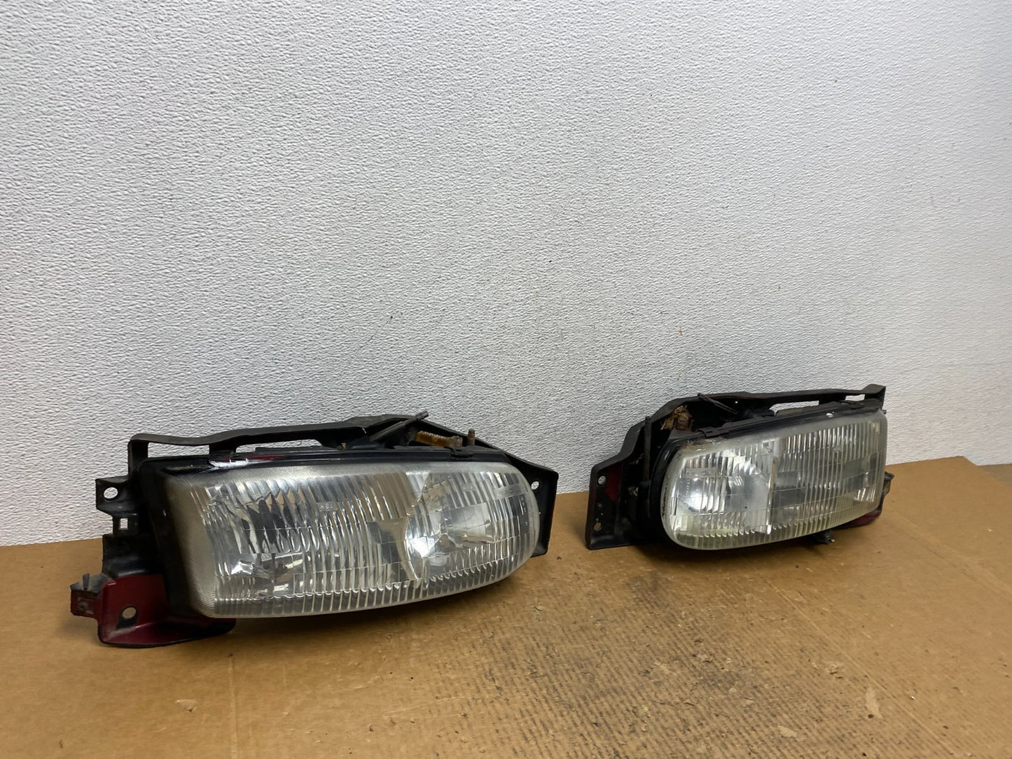 1995 to 1996 Buick Riviera Left+Right Headlights AE16142
