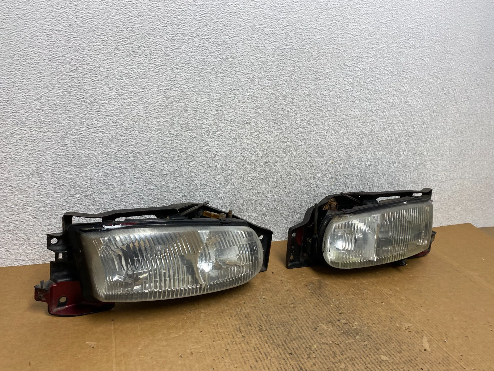 1995 to 1996 Buick Riviera Left+Right Headlights AE16142