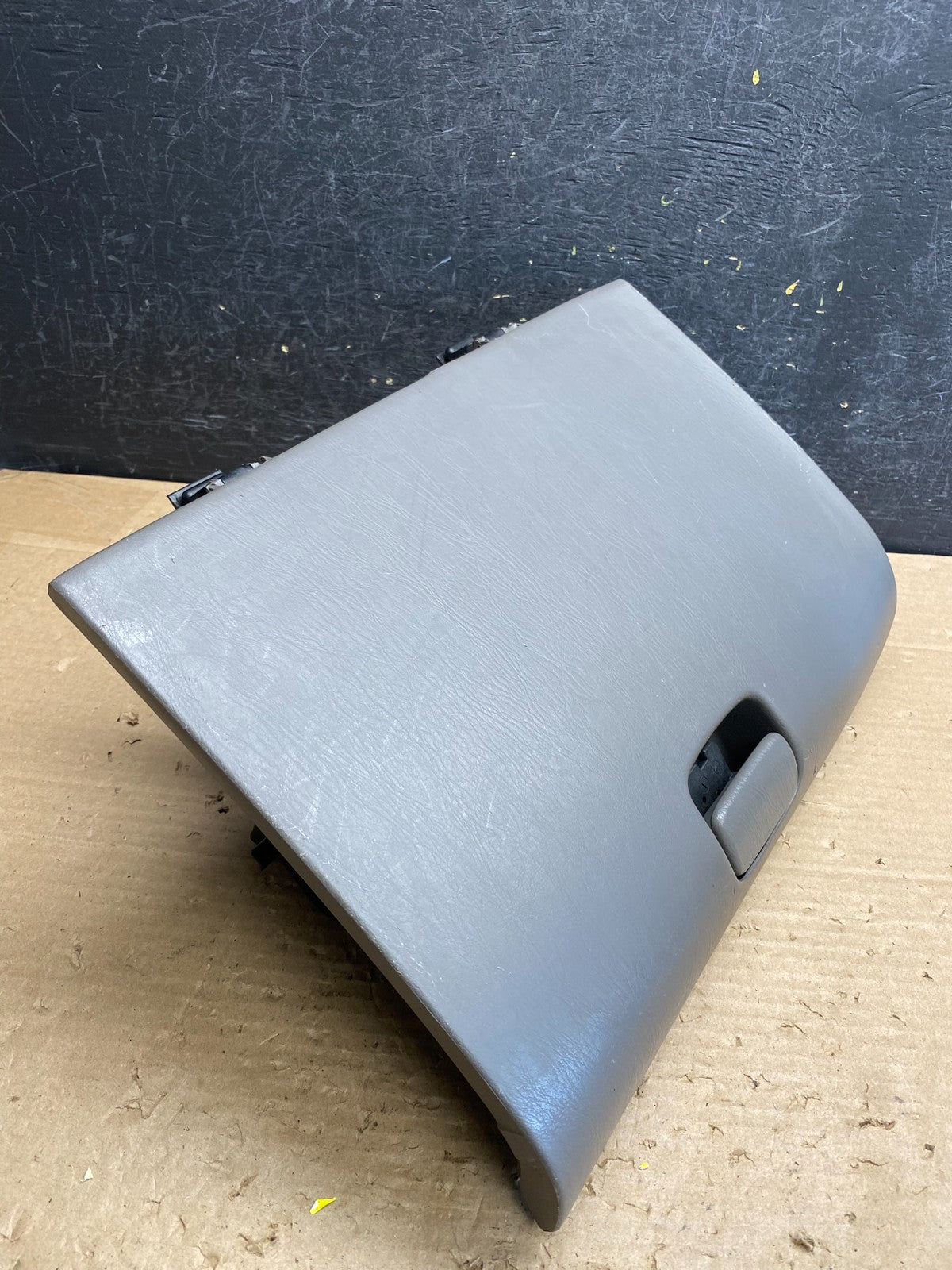 2001-2006 Toyota Sequoia Front Right Passenger Storage Glove Box AG8459 DG4