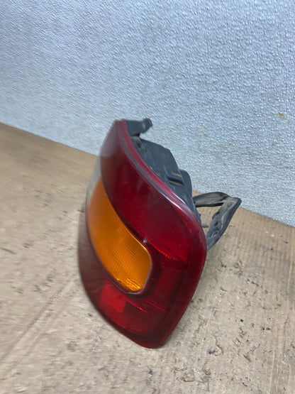 1994 to 1995 Hyundai Elantra Right Passenger Side Tail Light AA8568 DG1