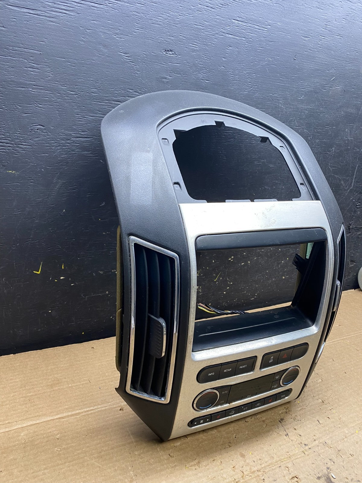2007 - 2010 Ford Edge Heater Climate Control Radio Control Dash Bezel W9737 DG3