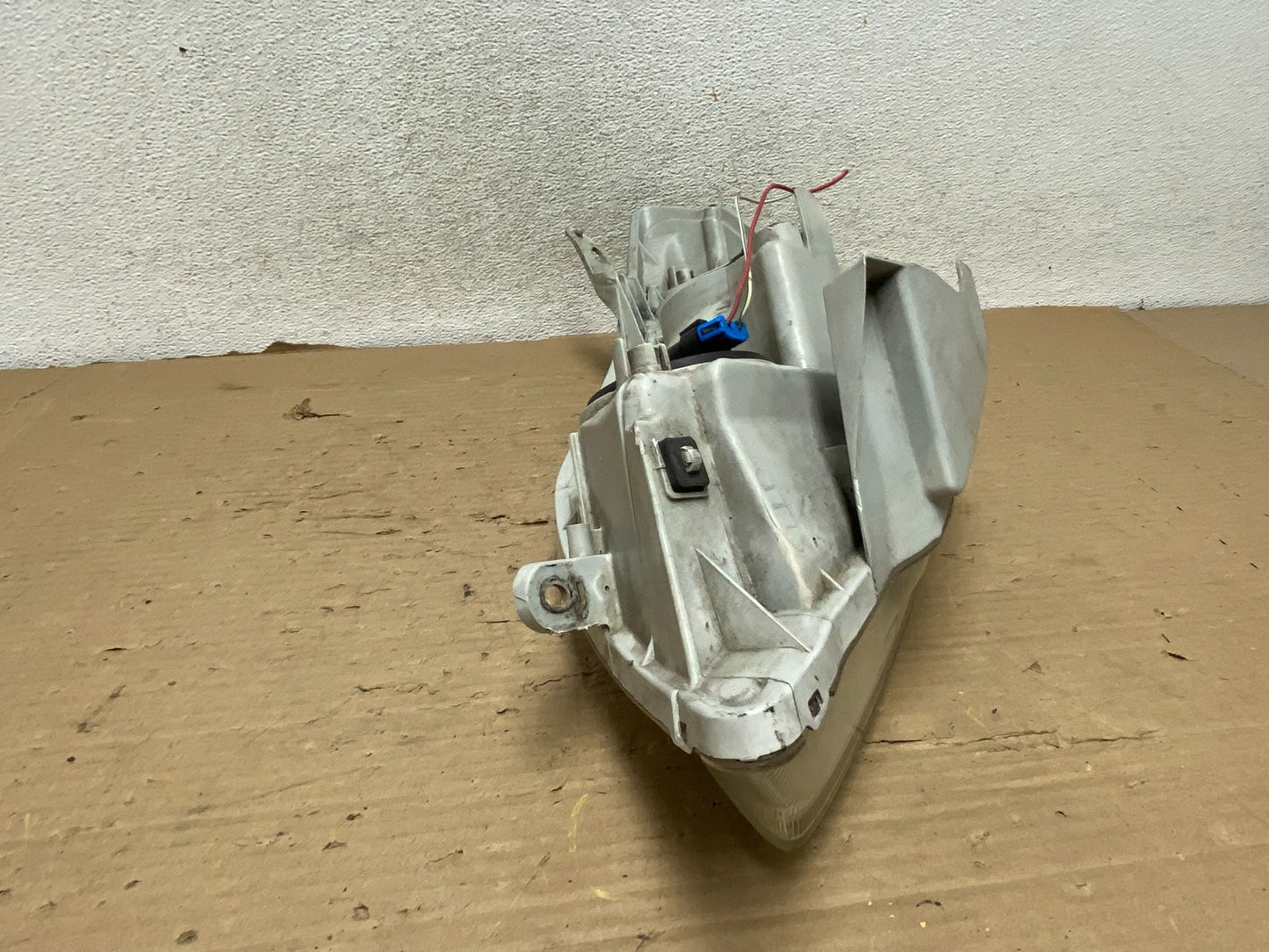 2003 to 2008 Toyota Matrix Right Passenger RH Side Halogen Headlight AG8300 DW8