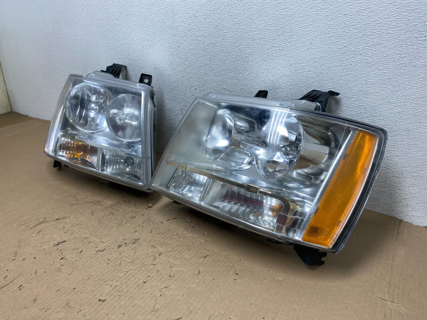 2007 to 2013 Chevrolet Suburban Tahoe Left+Right Set Headlights AE8824 DW1