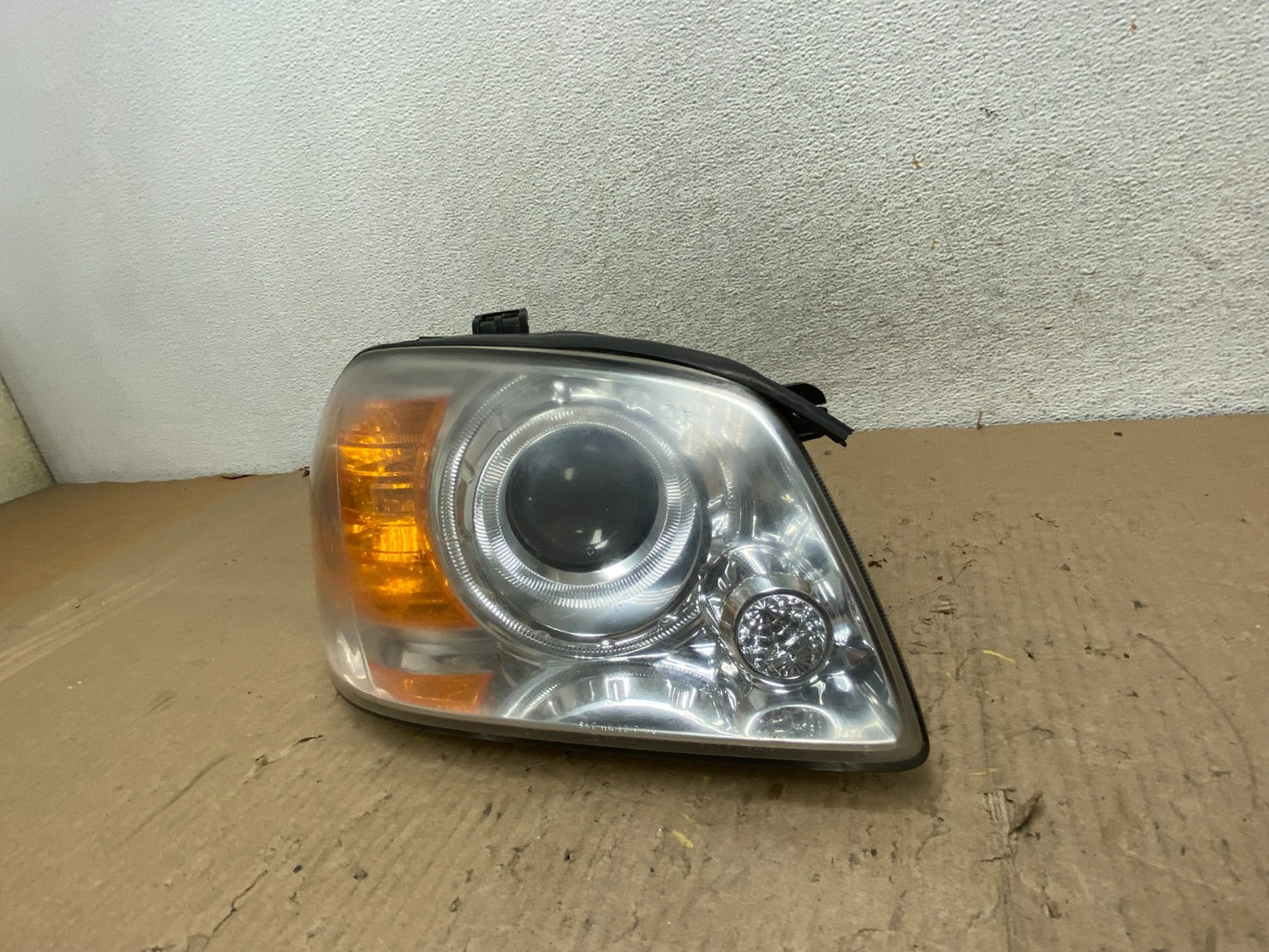 2003-2004 Kia Optima Right Passenger RH Side Headlight Halogen AG8076 DW2